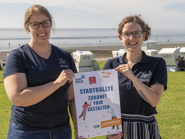 Kathrin Nagel (links), Klimaschutzmanagerin von der Gemeinde Büsum und Karla Leutloff (rechts), Nachhaltigkeitsbeauftragte der Tourismus Marketing Service Büsum GmbH möchten durch die Stadtrallye Teilnehmende für Fairen Handel begeistern. 