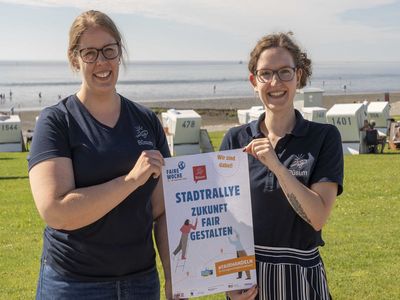 Kathrin Nagel (links), Klimaschutzmanagerin von der Gemeinde Büsum und Karla Leutloff (rechts), Nachhaltigkeitsbeauftragte der Tourismus Marketing Service Büsum GmbH möchten durch die Stadtrallye Teilnehmende für Fairen Handel begeistern. 