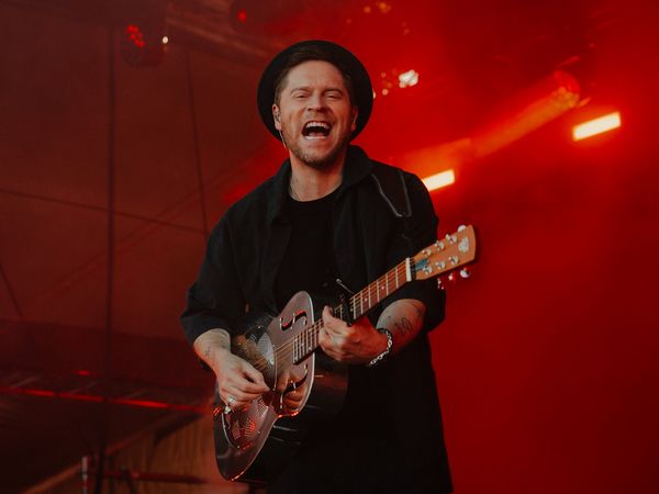 Oerding live in Büsum: Stimme, Gitarre und ein Meer voller Atmosphäre. 