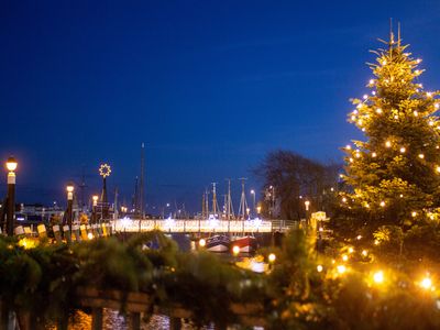 Büsum in Weihnachtsstimmung. Beleuchteter Tannenbaum am Museumshafen.