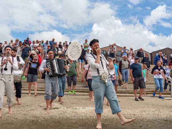 Beim Wattenlaufen mit Musik einer über 100 Jahre alten Tradition aus Büsum, die erstmalig diesen Sommer mit neuen, immer wechselnden Künstlern und Bands stattfindet, lernt man nicht nur etwas über die Natur, sondern hat auch jede Menge Freude dabei.