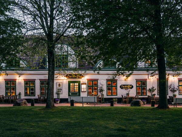 Büsum-Zur-alten-Post-Abendstimmung.jpg Das Restaurant „Zur alten Post“ ist seit über 130 Jahren und in vierter Generation ein familiengeführtes Haus.