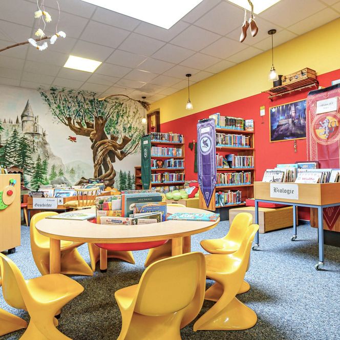 Bücherregale und Sitzgelegenheiten in der Bücherei in Büsum.