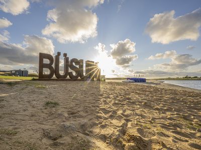 In Büsum an der Nordsee können die ersten sommerlichen Tage in vollen Zügen genossen werden.