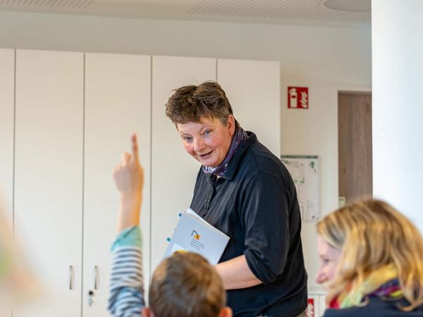 Eine Frau zeigt Informationen über Bernsteine.