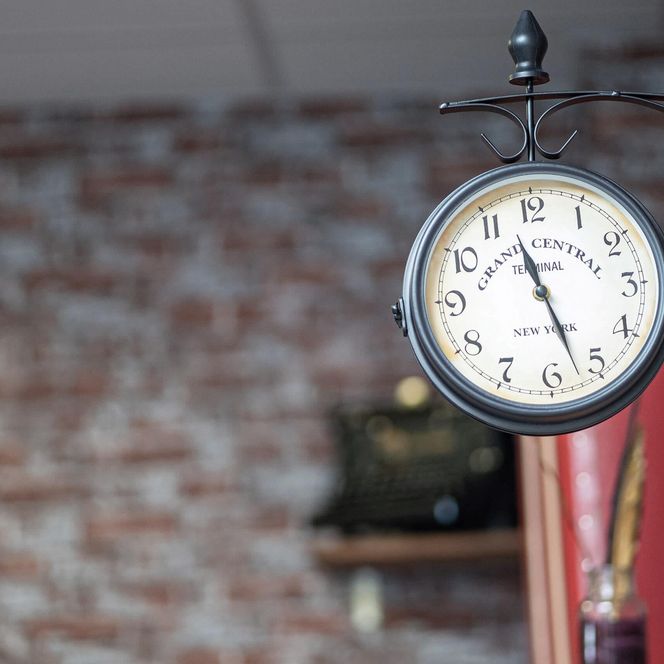 Eine Uhr in der Bücherei in Büsum.