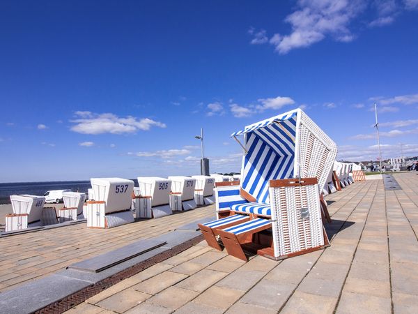 Buesum-Strandkoerbe-Watt-Tribuene02.jp Strandkörbe auf der Watt-Tribüne an der Nordsee