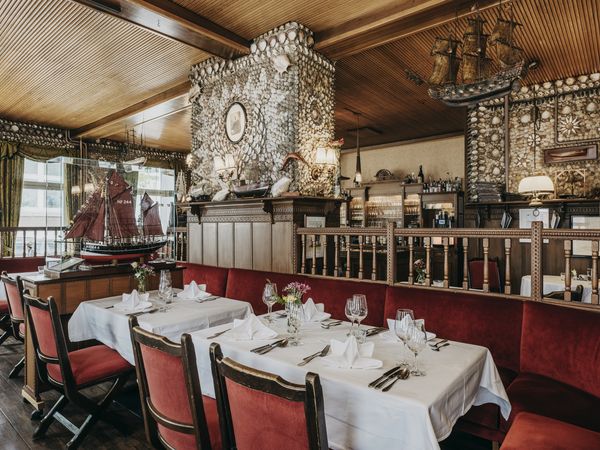 Büsum-Kolles-Alter-Muschelsaal.jpg Seit über 100 Jahren ist die Familie Kolle ein guter Name für hervorragende Gastfreundlichkeit im Nordsee-Heilbad Büsum.