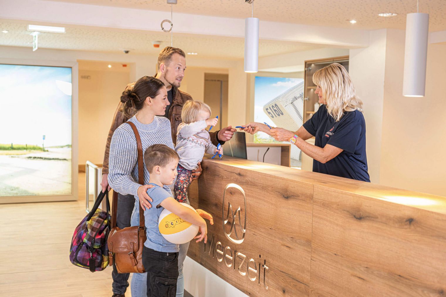 Eine Familie am Empfang der Meerzeit Büsum.