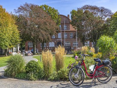 Buesum-Rathauspark-Fahrrad Ein Fahrrad steht vor dem Büsumer Rathauspark.