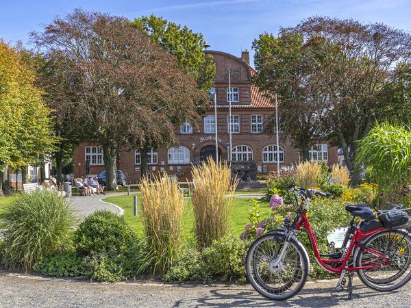 Ein Fahrrad steht vor dem Büsumer Rathauspark.