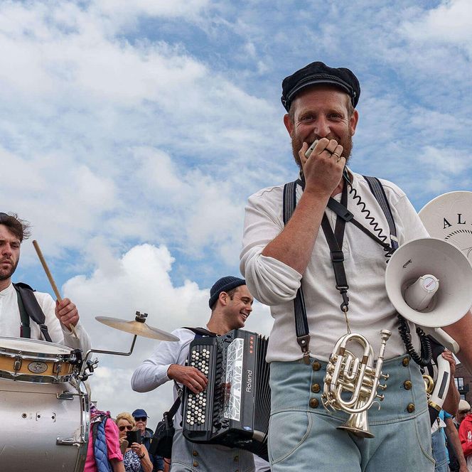 Die Band Albers Ahoi beim Wattenlaufen mit Musik in Büsum.