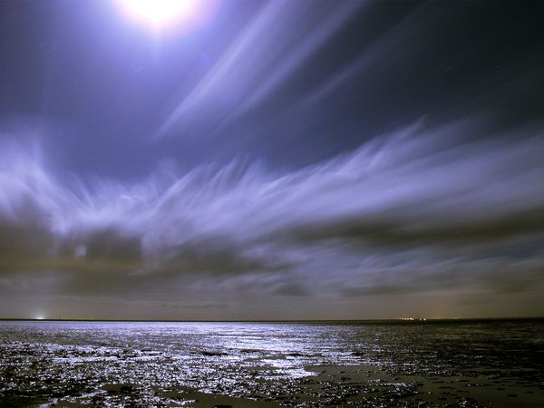 Mondschein über der Nordsee bei Nacht.