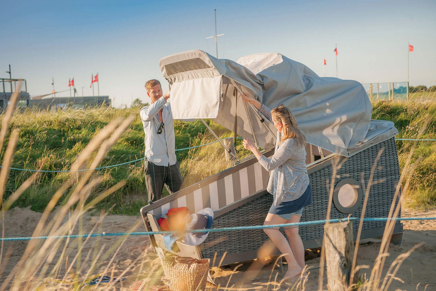 Ein Paar schließt den Schlafstrandkorb auf der Watt'n Insel in Büsum.