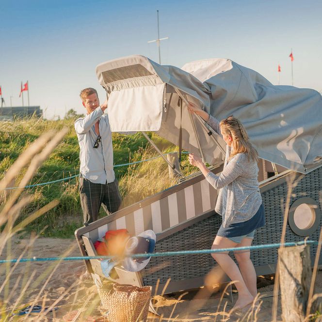 Ein Paar schließt den Schlafstrandkorb auf der Watt'n Insel in Büsum.