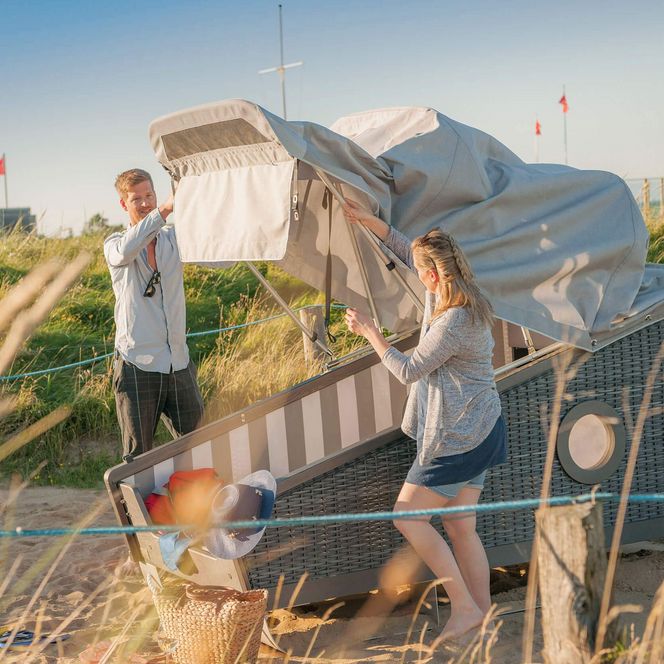 Ein Paar schließt den Schlafstrandkorb auf der Watt'n Insel in Büsum.