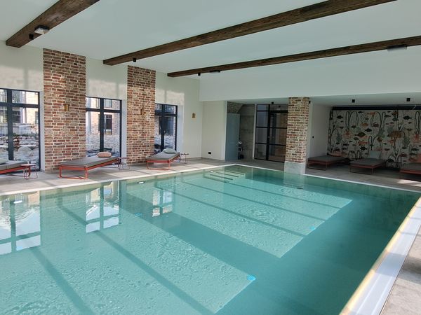 Der Pool mit Ruhebereich, Fitnessraum und Saunabereich im Dachgeschoss ist für Hausbewohner nutzbar. 