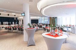 Der große Saal mit festlicher Bestuhlung im 2. Obergeschoss des Büsumer Watt'n Hus.