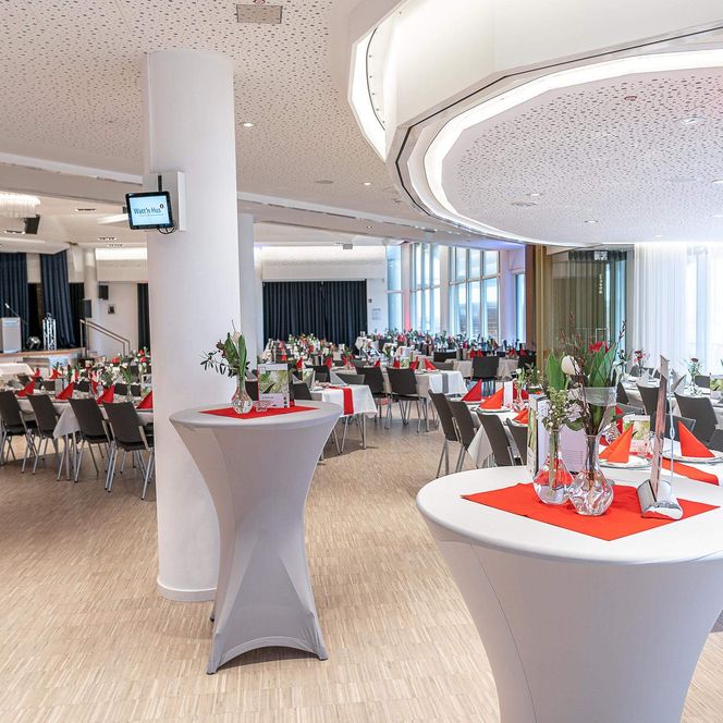 Der große Saal mit festlicher Bestuhlung im 2. Obergeschoss des Büsumer Watt'n Hus.