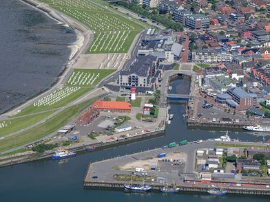 Luftaufnahme von Grünstrand und Hafenbecken in Büsum.