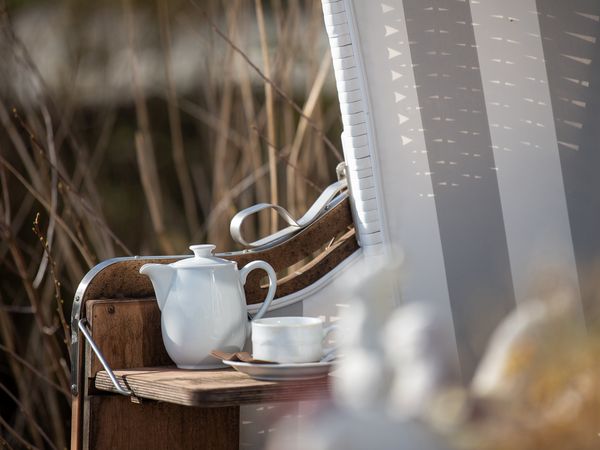 Kaffee und ein Stück Kuchen können in der Schäferei Rolfs auch draußen im Strandkorb genossen werden.