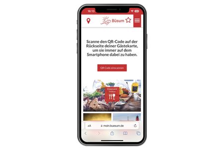 Ein Smartphone mit der Büsum Webapp