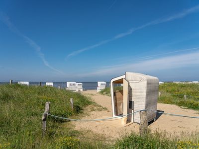 Buesum-PM29-Strandkorbsauna-Ausblick.jpg Die Strandkorbsauna auf der Watt'n Insel Perlebucht in Büsum an der Nordsee.