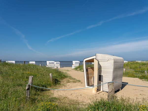 Die Strandkorbsauna auf der Watt'n Insel Perlebucht in Büsum an der Nordsee.