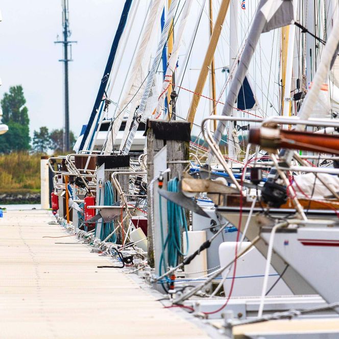 Der Anleger für Segelboote am Büsumer Seglerhafen.