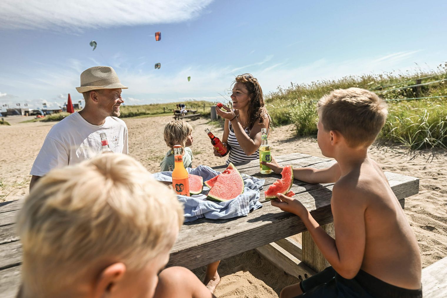 Eine Familie beim Picknick auf der Watt'n Insel in der Familienlagune.