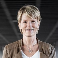 EIne Frau mit kurzen blonden Haaren.