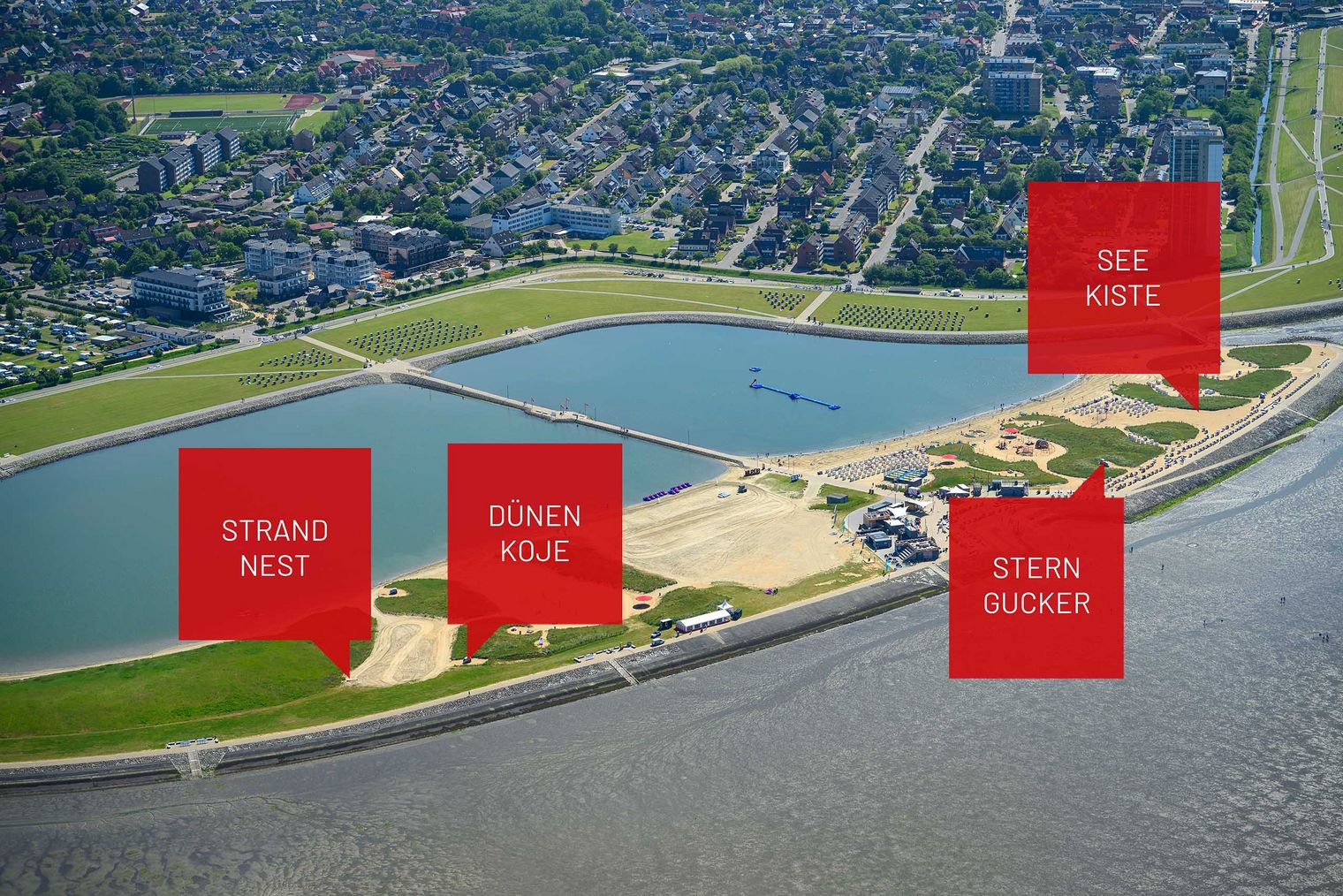 Ein Luftbild der Familienlagune in Büsum. Auf ihr sind die Schlafstrandkörbe auf der Watt'n Insel verortet.