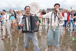 Die Band Albers Ahoi spielt Musik beim Büsumer Wattenlaufen mit Musik.