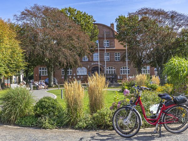 Entspannung finden nach einer Radtour im Radhauspark umgeben von schönen Blumen.