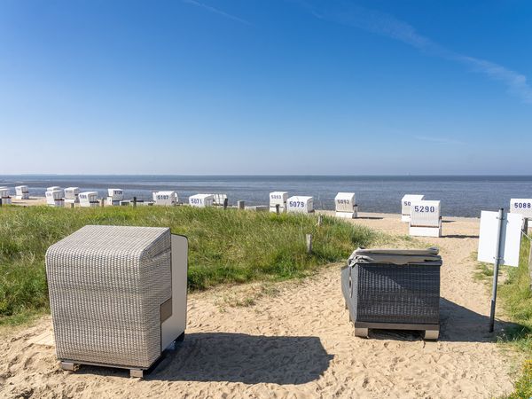 Der Schlafstrandkorb und die Strandkorbsauna stehen nebeneinander in unmittelbarer Nordseenähe auf der Watt'n Insel.