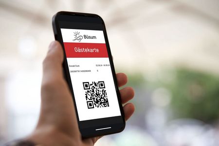Ein Smartphone, dass die Gästekarte digital auf dem Screen zeigt.