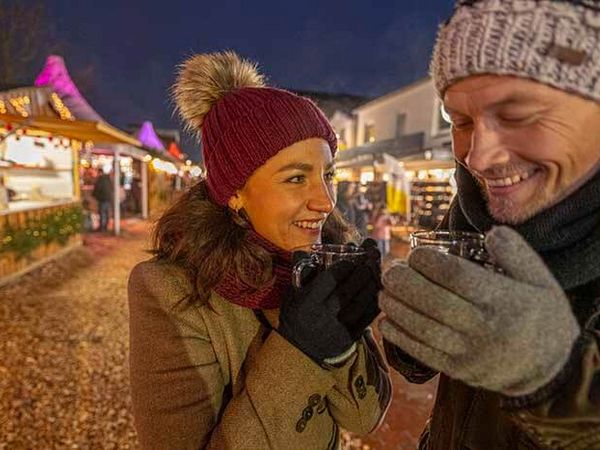 Paar auf dem Büsumer Weihnachtsmarkt Winterzauber.