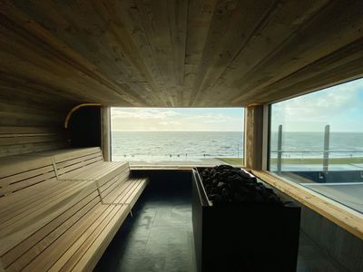 Freier Blick von der Panoramasauna der Meerzeit Büsum auf das UNESCO-Weltnaturerbe Wattenmeer.