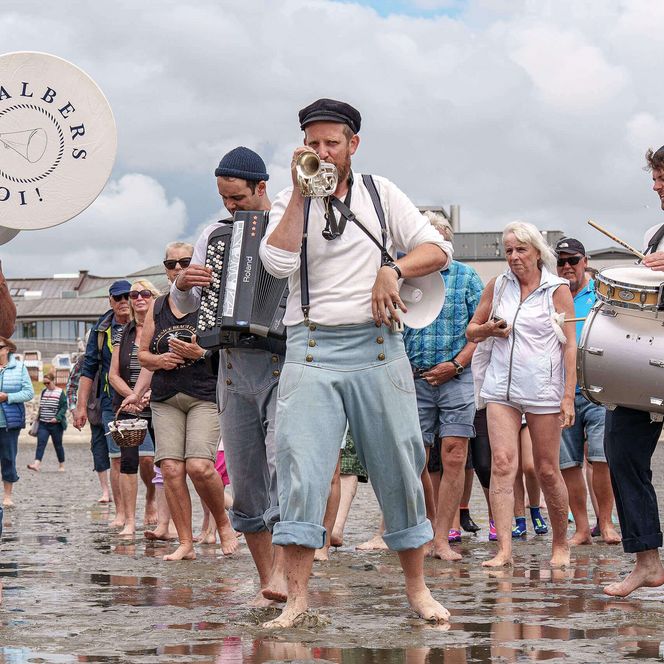 Wattenlaufen mit Musik in Büsum mit der Band Albers Ahoi.