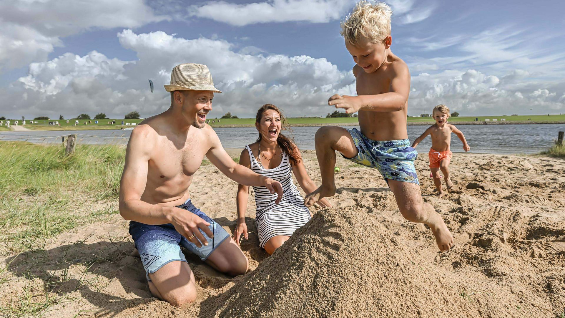 Ein Junge springt über eine Sandburg auf der Watt'n Insel in Büsum.