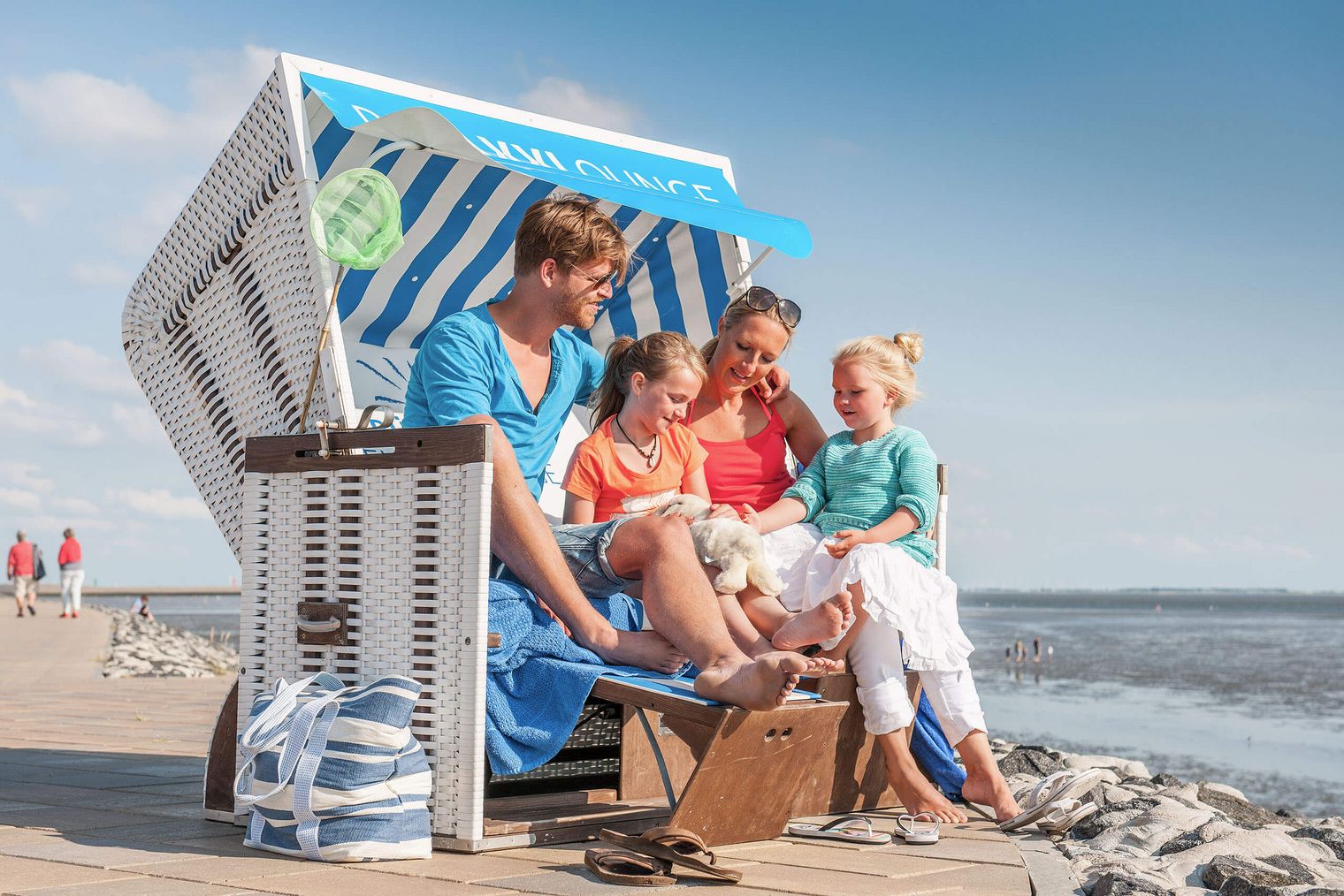 Eine Familie sitzt im XXL-Strandkorb auf der Watt'n Insel in Büsum.