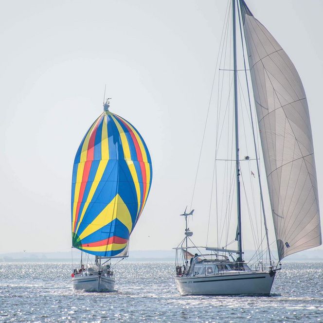 Zwei Segelboote segeln auf der Nordsee vor Büsum.