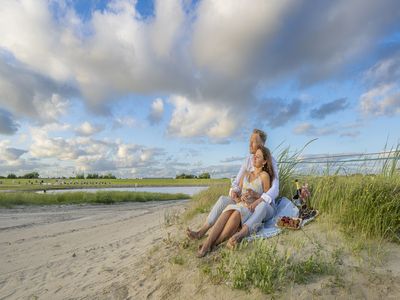 Buesum-Paar_Picknick_Perlebucht.jpg Gemütliche Picknickplätze laden auf der Watt'n Insel zum Verweilen ein.