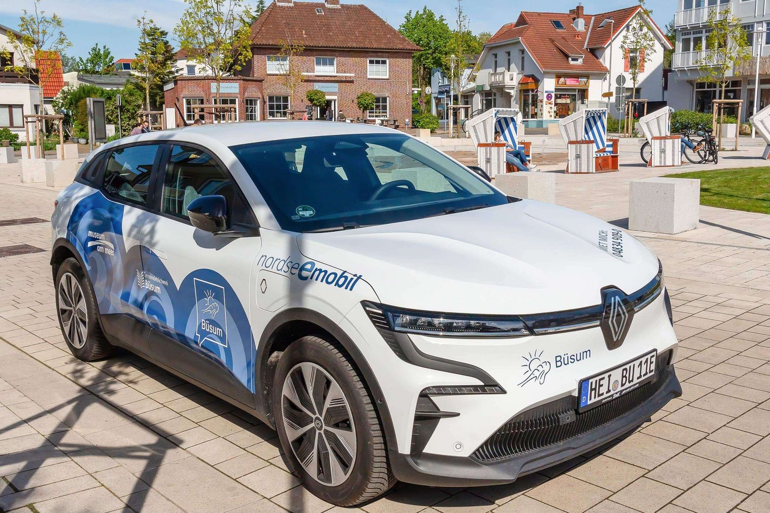 Das Büsumer nordseemobil in der Variante Renault Megane am Brunnenplatz.
