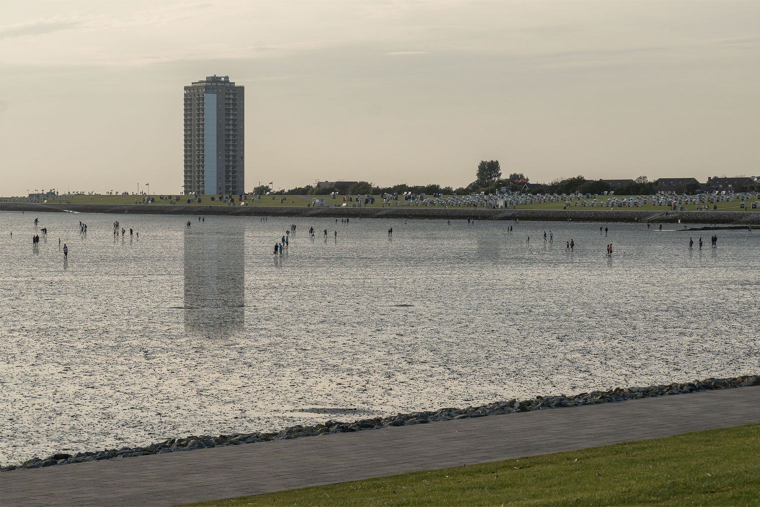Ein Hochhaus am Meer. Im Vordergrund ist das Wattenmeer zu sehen.