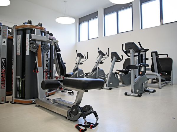 Im Physiomar Büsum stehen Fitnessgeräte.