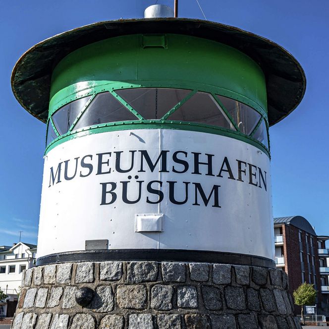 Das alte Leuchtfeuer am Museumshafen beim Büsumer Ankerplatz.