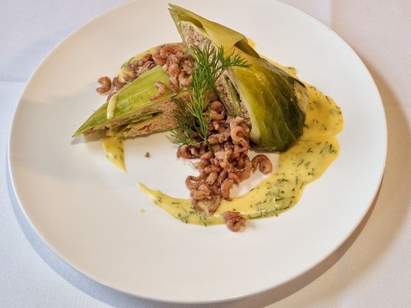 Schmackhafte Kohlgerichte wie Lachs-Krabben-Kohlroulade im Hote & Restaurant Alter Muschelsaal genießen.