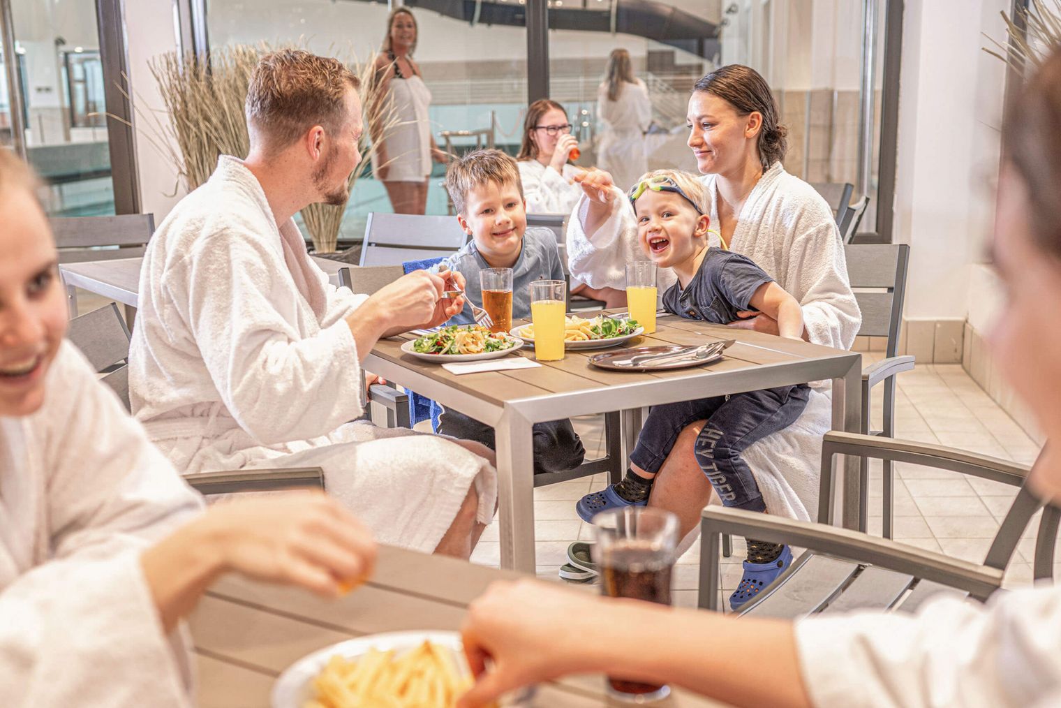 Essen im Bistro Käpt'n Hooks Kajüte Eine Familie isst im Bistro Käpt'n Hooks Kajüte in der Meerzeit Büsum.
