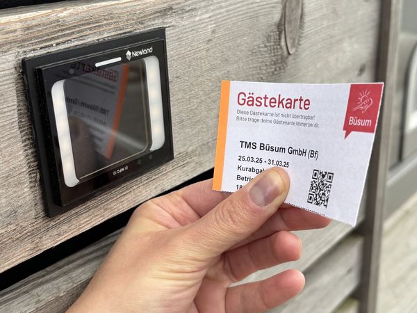 Buesum-Gaestekarte-scannen An den Strandservicehäuschen können die Gästekarten gescannt werden